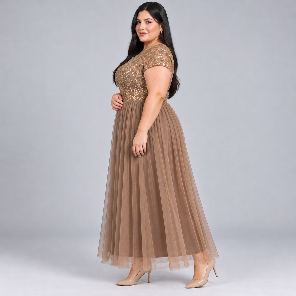 Vista lateral del vestido dorado de encaje con falda larga talla 2XL.