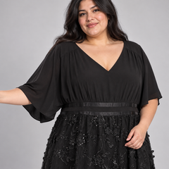 Detalle del escote en V y las mangas del vestido negro de encaje talla 2XL.