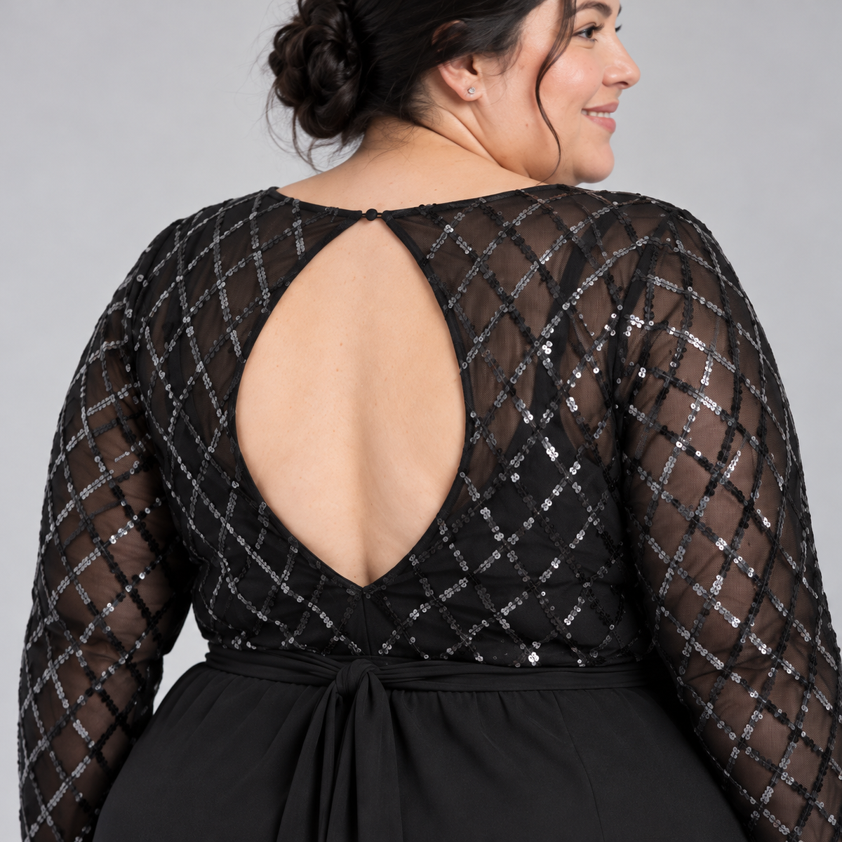 Detalle de la abertura en la espalda y el encaje del vestido negro talla 4XL.