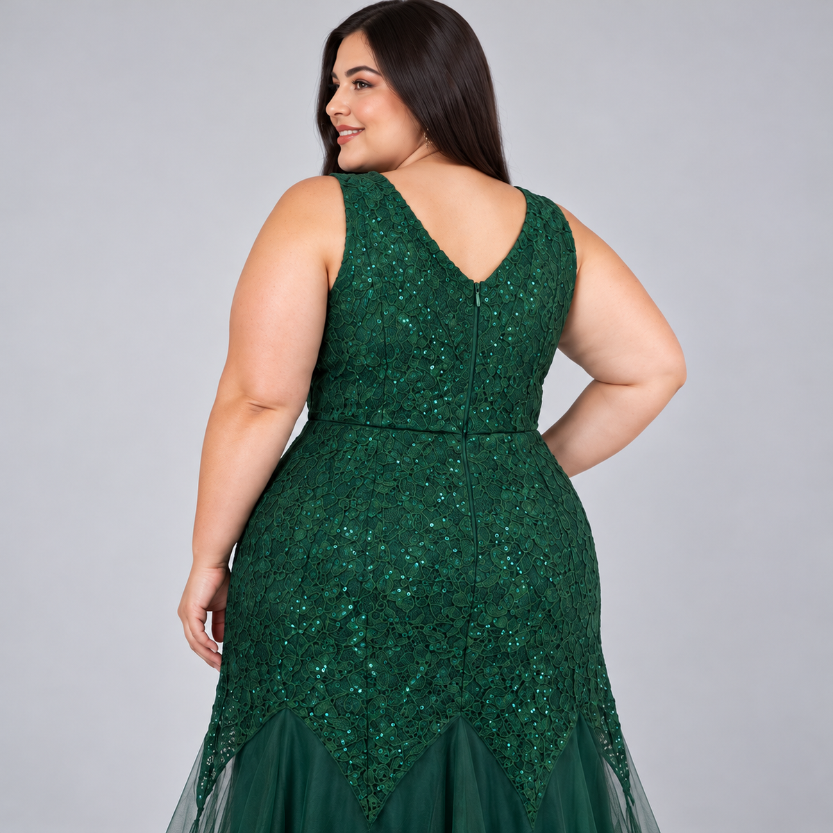 Detalle del escote posterior en V del vestido verde de encaje talla 2XL.