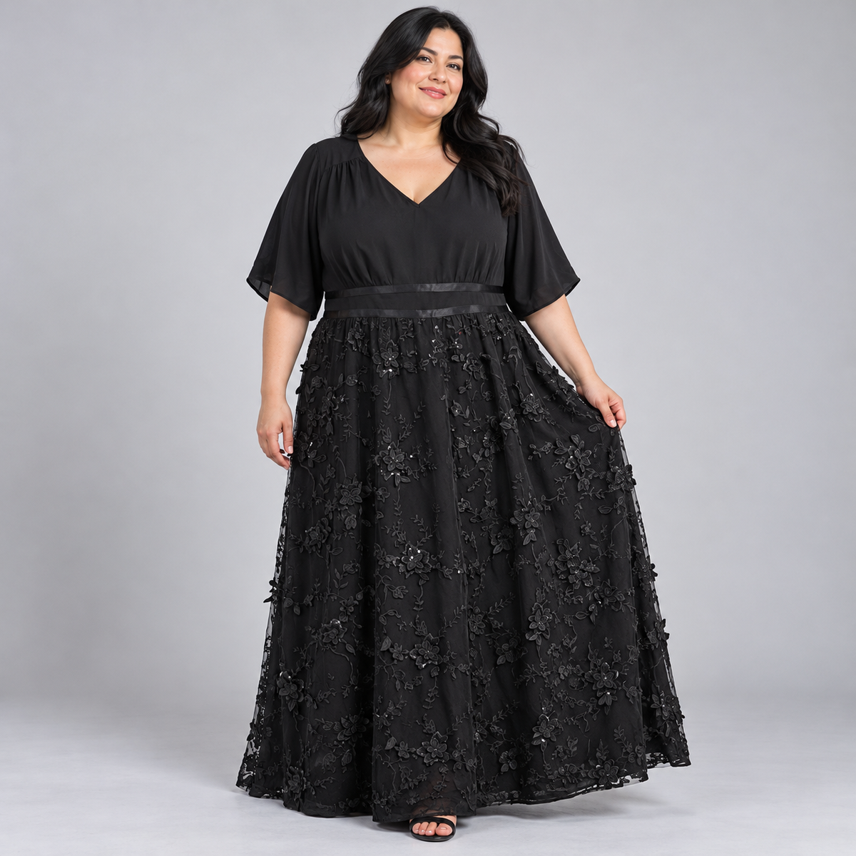 Vestido negro de encaje 2XL con falda larga y mangas fluidas, vista frontal.