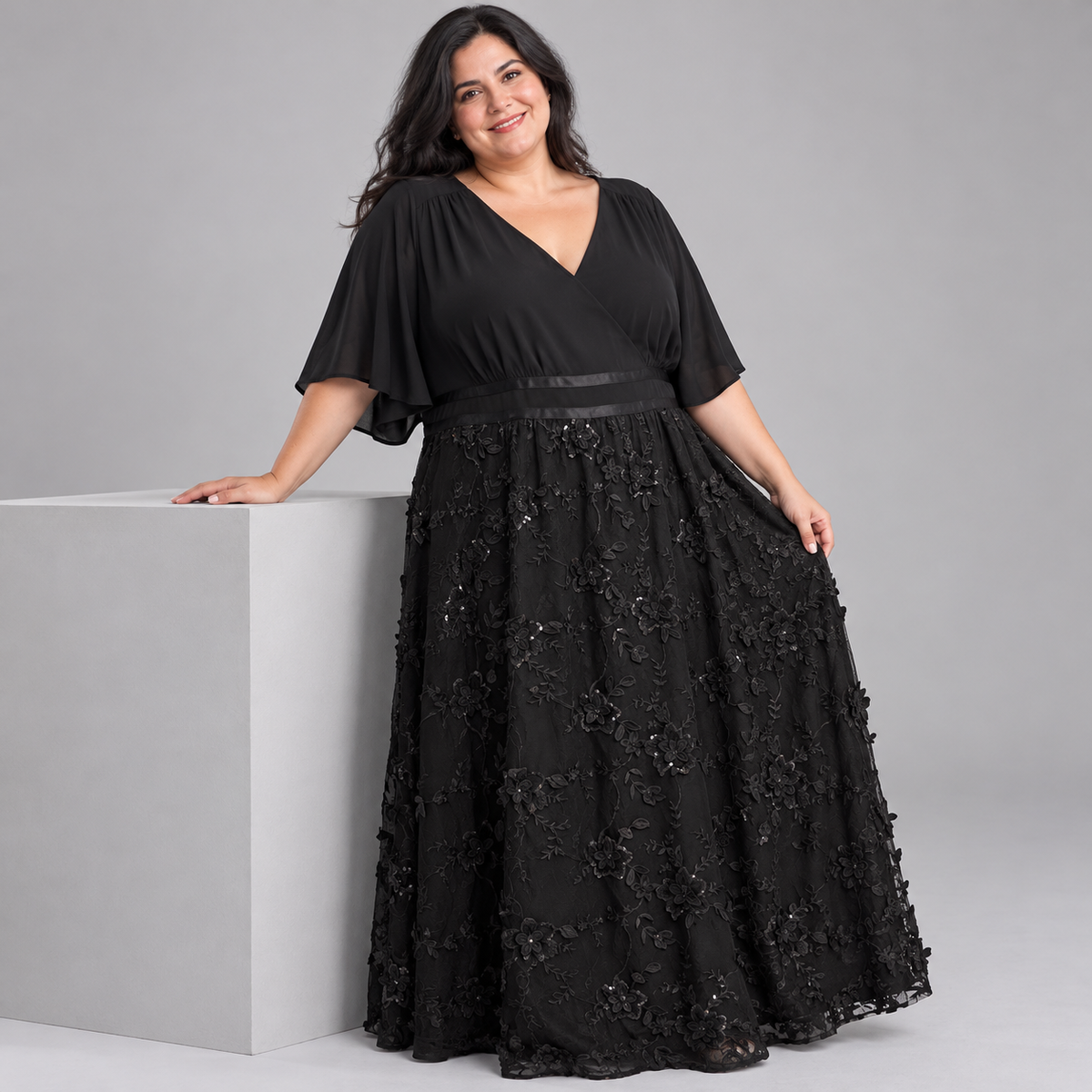 Vista frontal completa del vestido negro de encaje con bordados talla 2XL.
