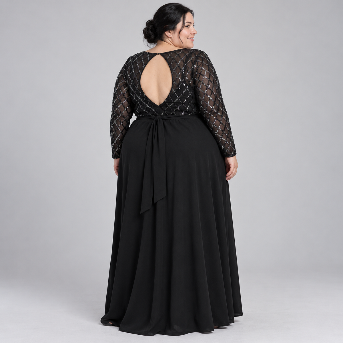 Vista posterior del vestido negro largo de encaje con transparencias talla 4XL.