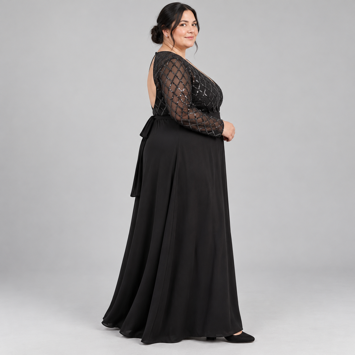 Vista lateral del vestido negro de encaje con transparencias talla 4XL.