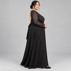 Vista lateral del vestido negro de encaje con transparencias talla 4XL.