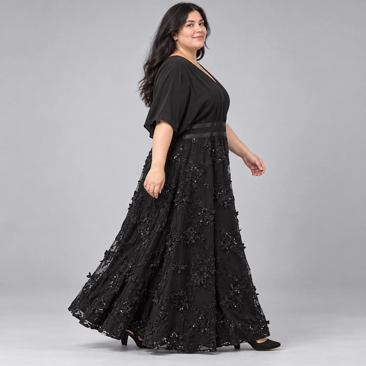 Vista lateral del vestido negro de encaje con bordados talla 2XL.
