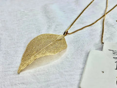 Collar colgante hoja dorada mujer bisutería By Brasil